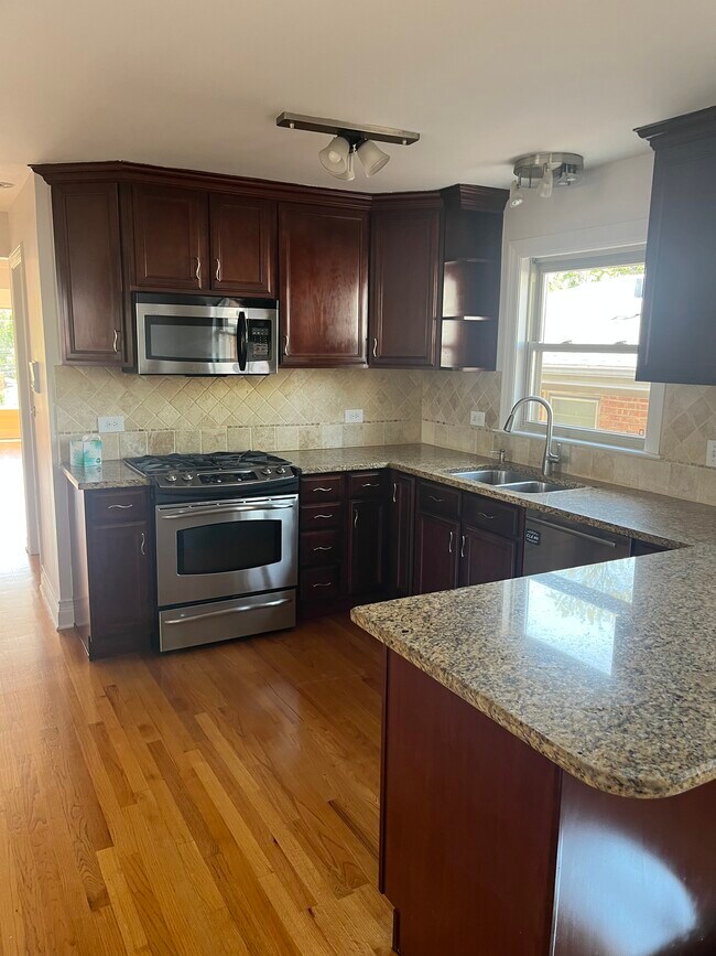 Photo - 8320 W Addison St Unidad #3