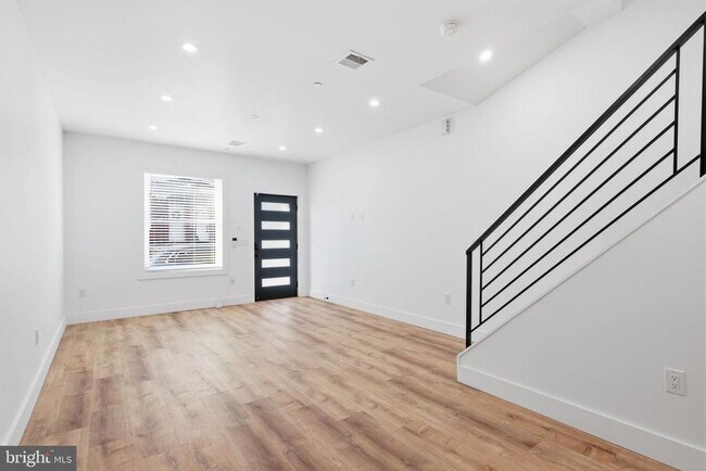 Photo - 458 W Earlham Ter