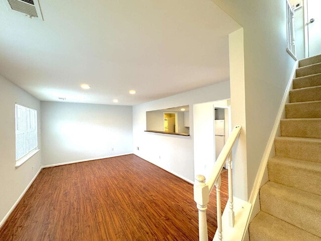 Building Photo - Inviting Lorton Condo with Comfortable Layout and Location Unit D