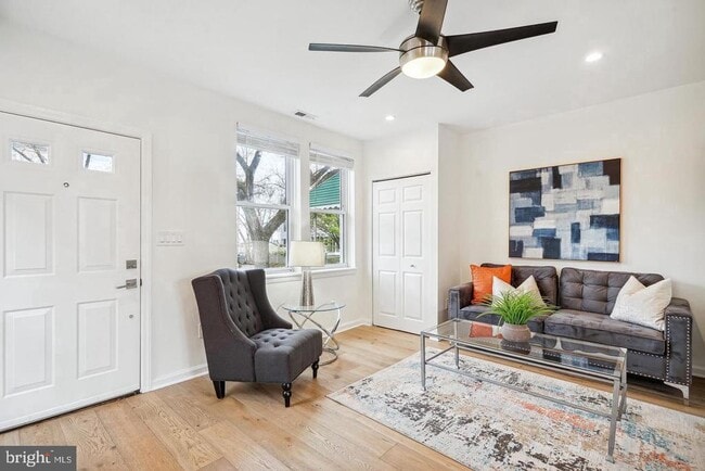 Photo - 325 17th St SE