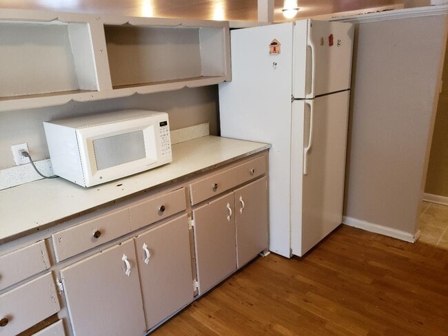 Photo - 645 W College St