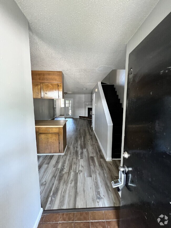 Building Photo - Townhouse For Rent