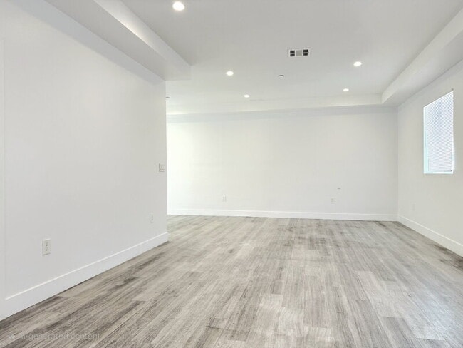 Photo - 827 E 74th St