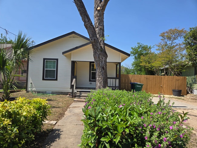 Photo - 1049 Sacramento St Casa