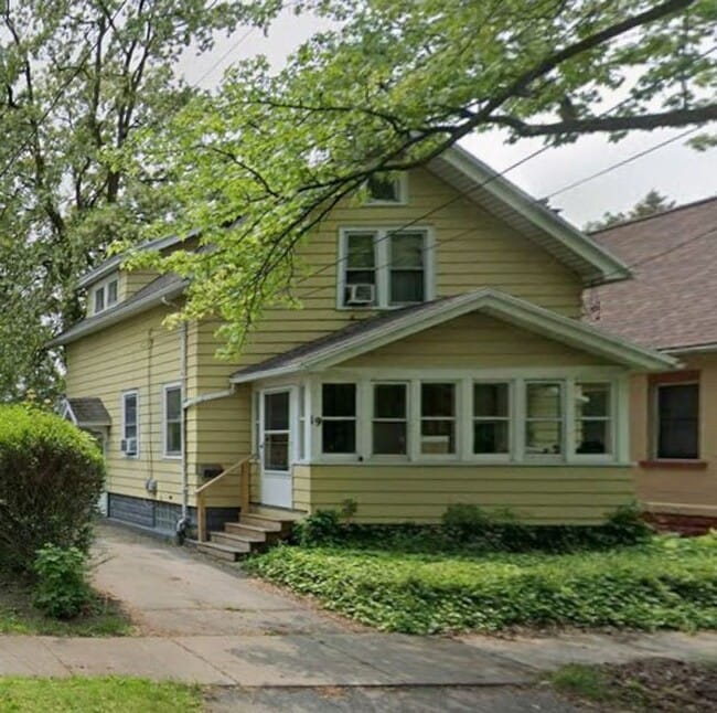 Building Photo - 3-Bed Home w/ Driveway & Enclosed Porches – Convenient Rochester Location