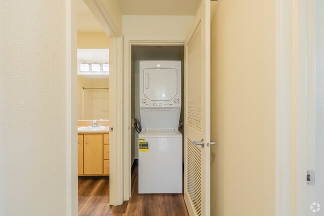 2BR, 1BA - 807SF - In-Unit Laundry