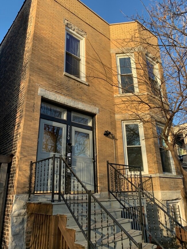 Building Photo - 2330 W Erie St Unit 2F