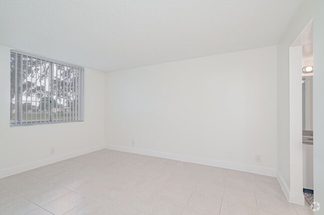 2BR, 2BA - 1,000SF