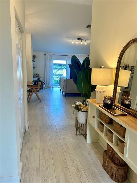 Photo - 1690 Zenith Way