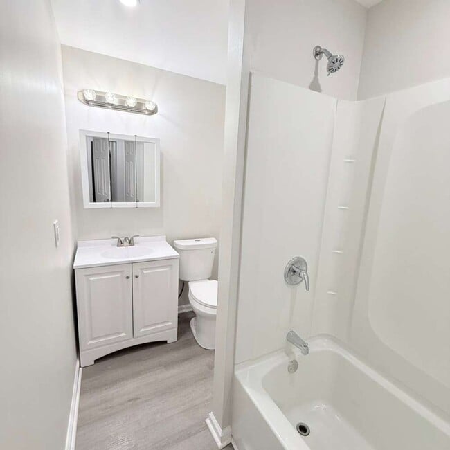 2021 Hampton Ave Unidad Floor 1
