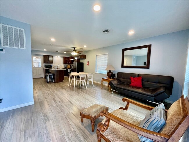 Building Photo - 9775 Pine Lake Dr Unit 14