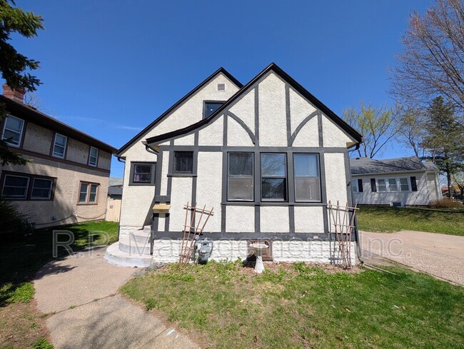 Building Photo - 636 Gotzian St