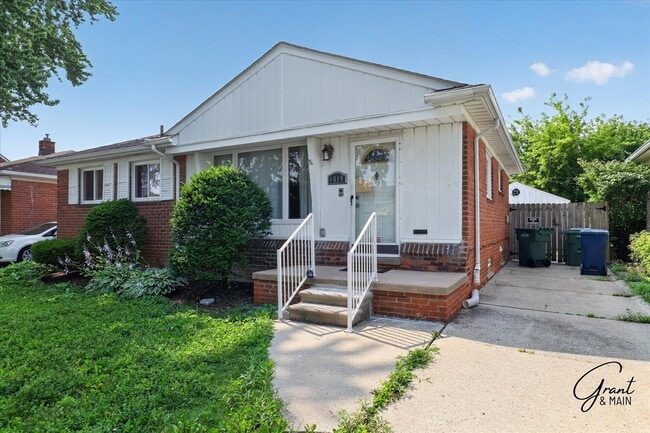 Building Photo - 3 bedroom - 1 bath - Lincoln Park- $1,600