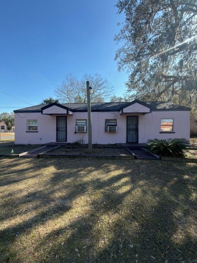 Corner Lot 2BR/1BA Duplex in Sanford! - Price to Rent! - Corner Lot 2BR/1BA Duplex in Sanford! - Price to Rent!