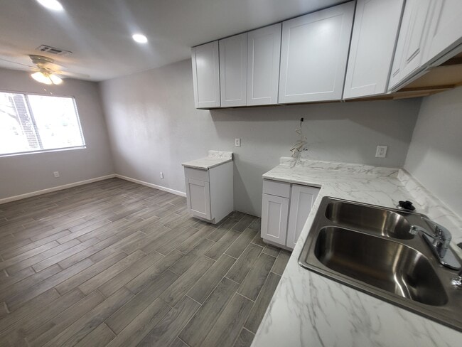 Building Photo - 2321 N Jones Blvd Unit 2 Bed/2 Bath Apartment