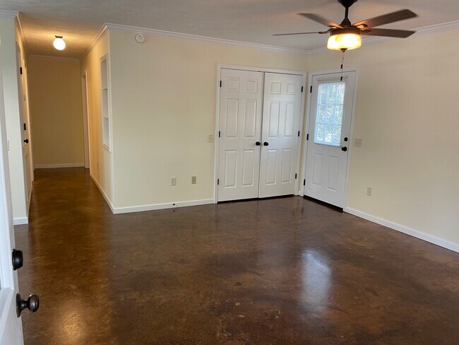 Living area - 1030 Sun Creek Rd