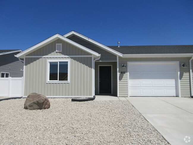 Building Photo - 3 bedroom- 2 bath Newer Construction Rental