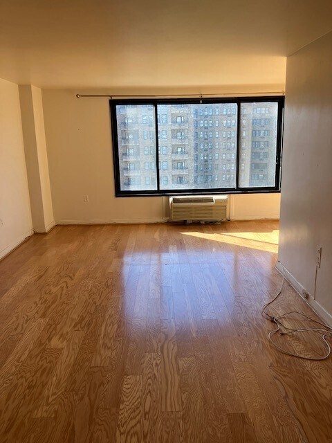 Sala de estar - 2501 Calvert St NW Unidad #705