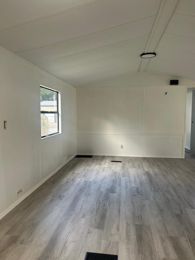 LIVINGROOM - 8834 SE 144th St