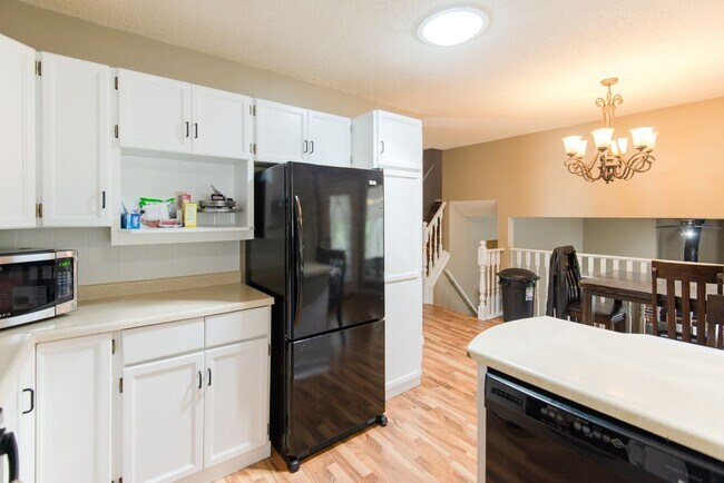 Photo - 4014-4041 41 Ave