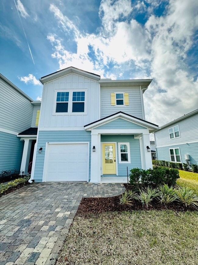 Building Photo - Spacious End Unit with Garage & Loft. Community features High End Amenities!