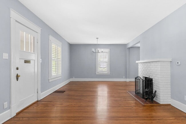 1121 S Roanoke Ave