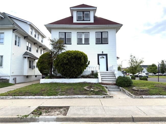 Photo - 517 Laurelton Blvd