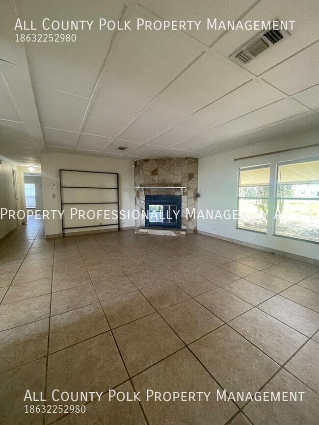 Spectacular Lakefront 2 Bedroom Home for R... House Rental in