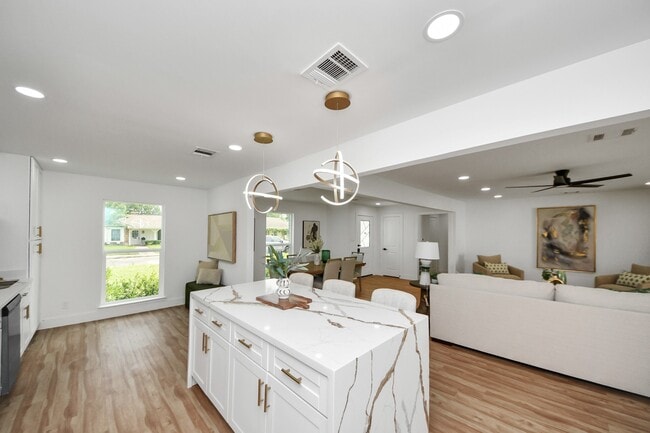 Building Photo - 6249 Locke Ln