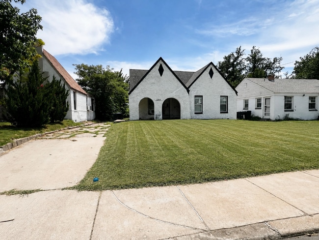 Building Photo - Huge 2 bed 1 bath