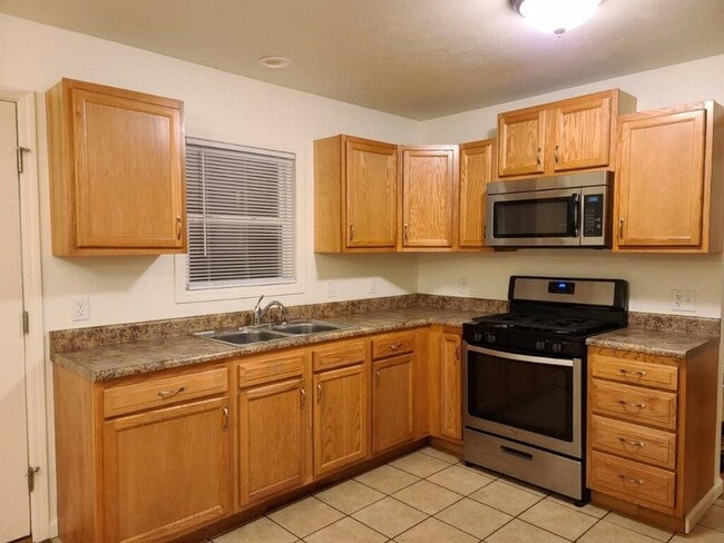 Photo - 121 Schofield Ct