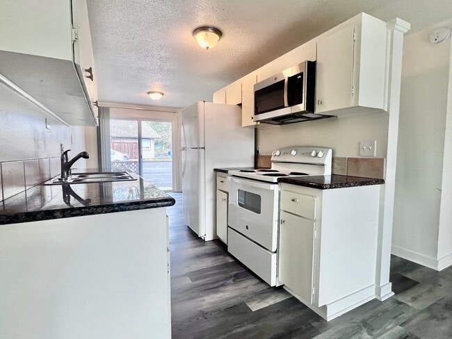 Photo - BRIGHT AND CLEAN GRESHAM TRIPLEX!! UPGRADED & CLOSE TO EVERYTHING!!