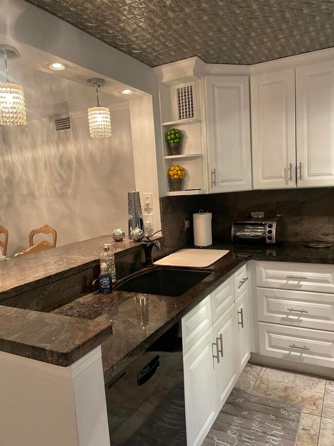 Building Photo - 1904 Bermuda Cir Unit H1