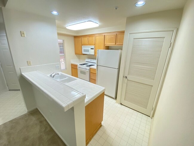 Building Photo - Advent - Low Deposit W/ Laundry & Parking Rental