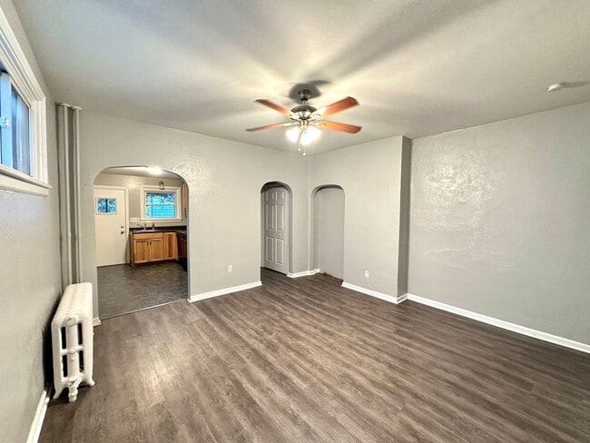 Building Photo - Charming 2 Bed, 1.5 Bath w/ Bonus Space in...