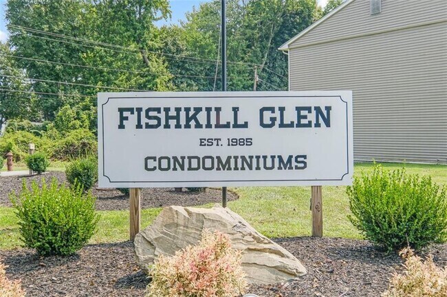 Building Photo - 8 Fishkill Glen Dr Unit F Rental