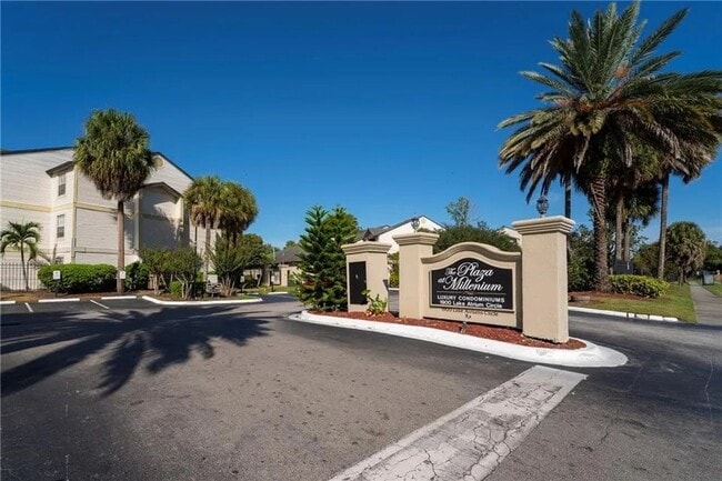 Building Photo - 1/1 Condo available on Plaza. Close to Mall at Millenia, Orlando Unit 180