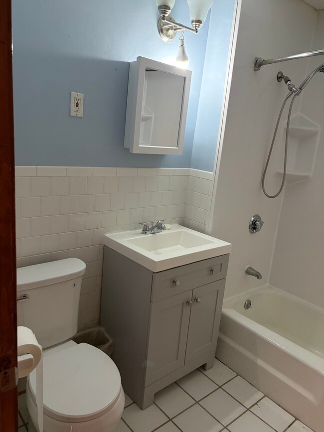 Building Photo - 187 Glenway St Unit 3 Bedroom