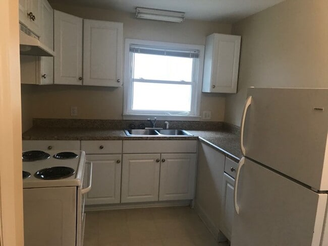 Building Photo - Great location? Check! Greater Price? Check!!