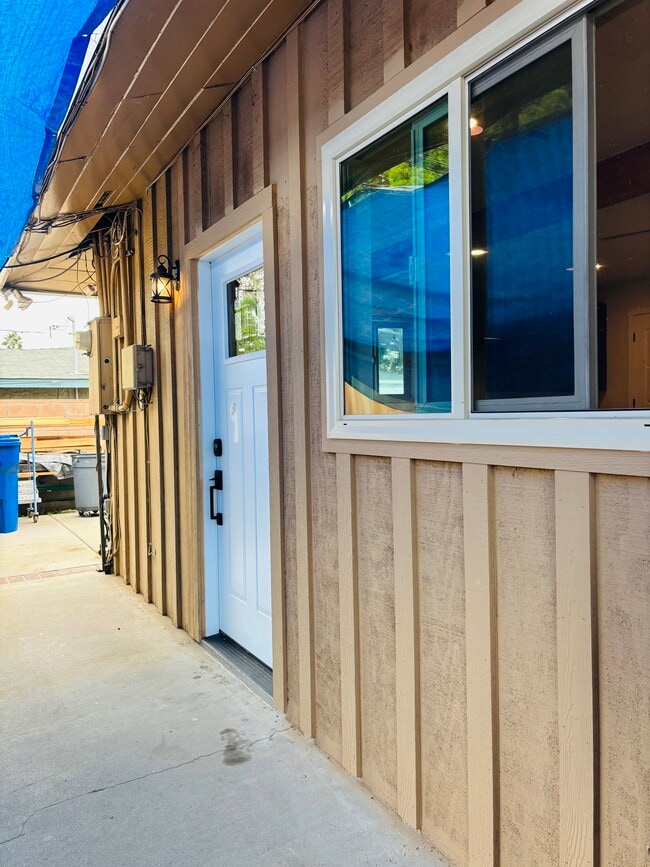 Building Photo - 1550 N Cypress Ave Unit Attached