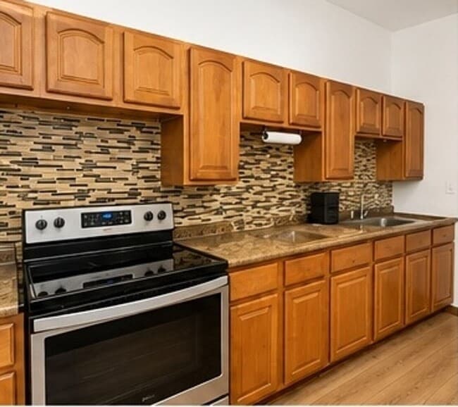 Building Photo - 2 Bedroom Duplex & Studio for Rent Unit 1020 - Front