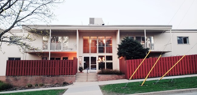 Vista de la puerta principal - 410 6th Ave SW Unidad Knob Hill