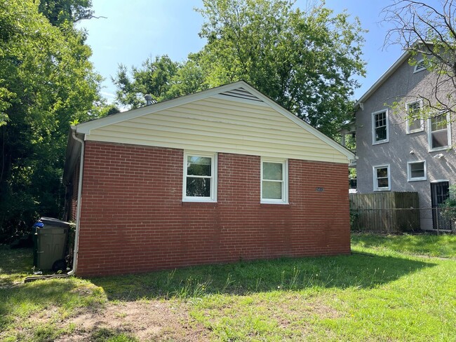 Building Photo - 2403 5th Ave