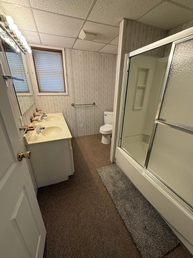 Baño - 302 N Maple St