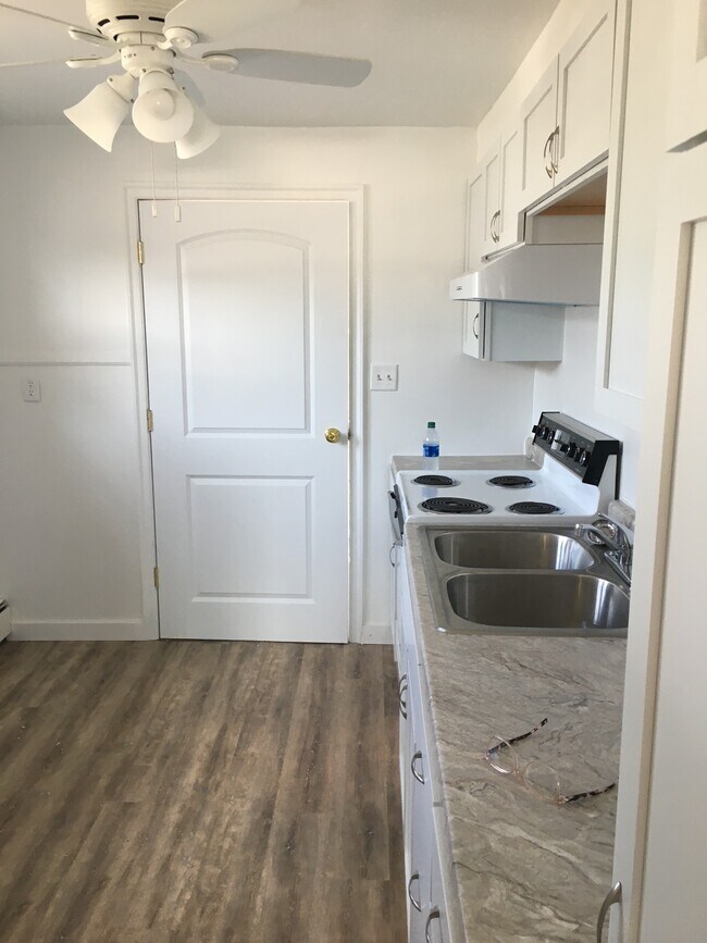 Kitchen hold a small dinnett - 1330 N Cole St Unidad 1330 N. Cole