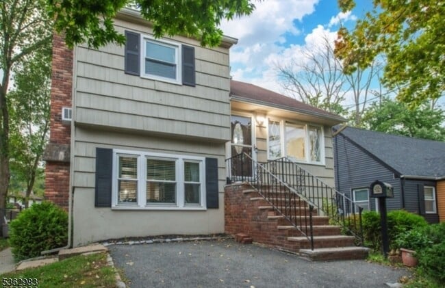 Photo - 27 1/2 Roosevelt Ave House
