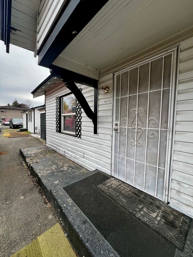 Building Photo - D1011 Unit 1/2