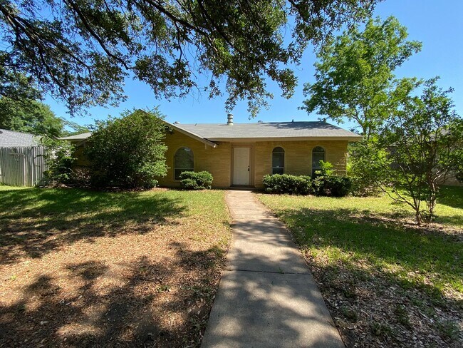 Open floor plan home with large backyard f... - Open floor plan home with large backyard f...