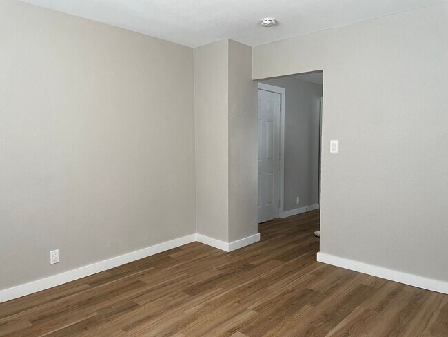 Photo - Renovated Ground Floor 1 BD/ 1 BA! Unidad 4