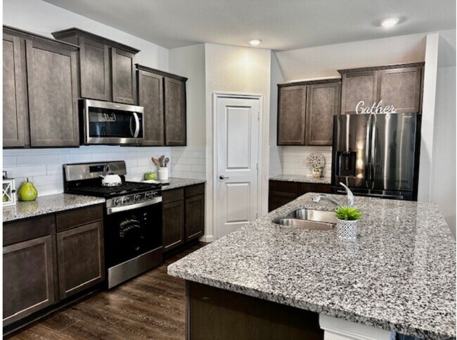 Like New 1 story 4 bedroom home just off D... - Like New 1 story 4 bedroom home just off D...